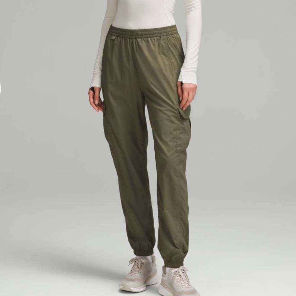 $148 Lululemon Lightweight Cargo Mid-Rise Hiking Pant Army Green